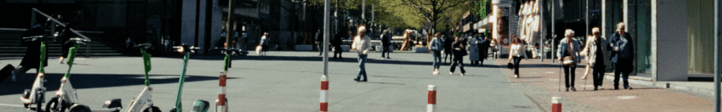 Schriftzug digitale Strasse läuft von oben nach unten durchs bild.
im Hintergrund gibt es eine Zeitraffer-Aufnahme der Kampstraße in dortmund mit Publikumsverkehr und Autos.