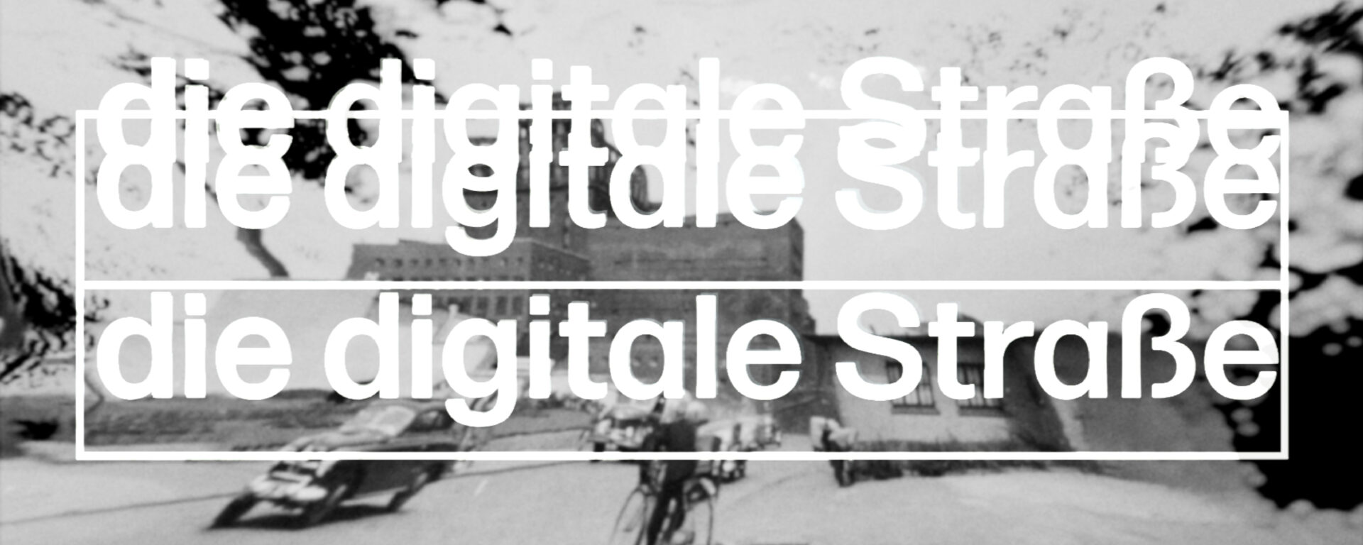 Schriftzug digitale Strasse zentriert im bild. im Hintergrund gibt es ein schwarz-weiß foto des Dortmunder u aus dem Stadtarchiv der der Stadt dortmund.