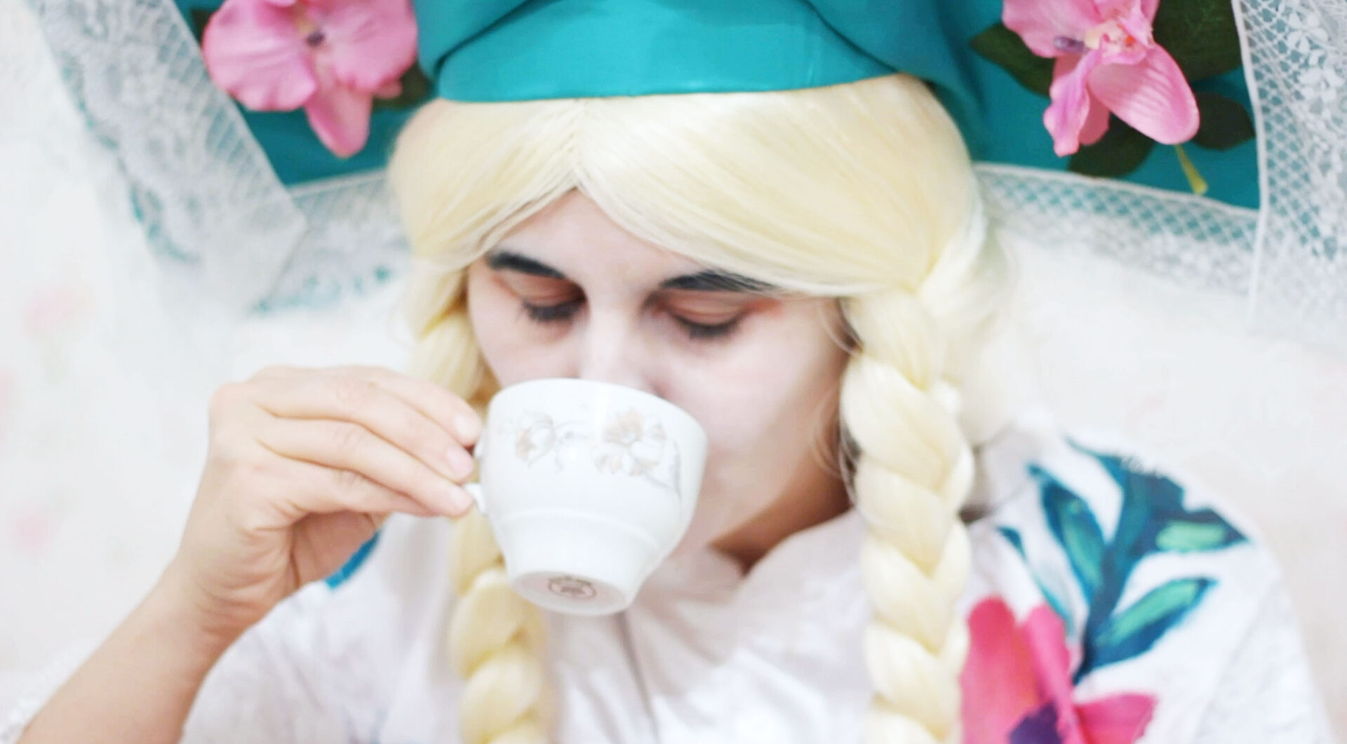 Nezaket Ekici während ihrer Performance Kaffeeklatsch.