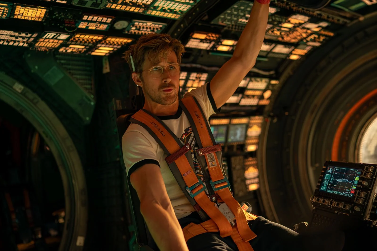 Szenenbild: Ryan Gosling als der Naturwissenschaftslehrer im Raumschiff