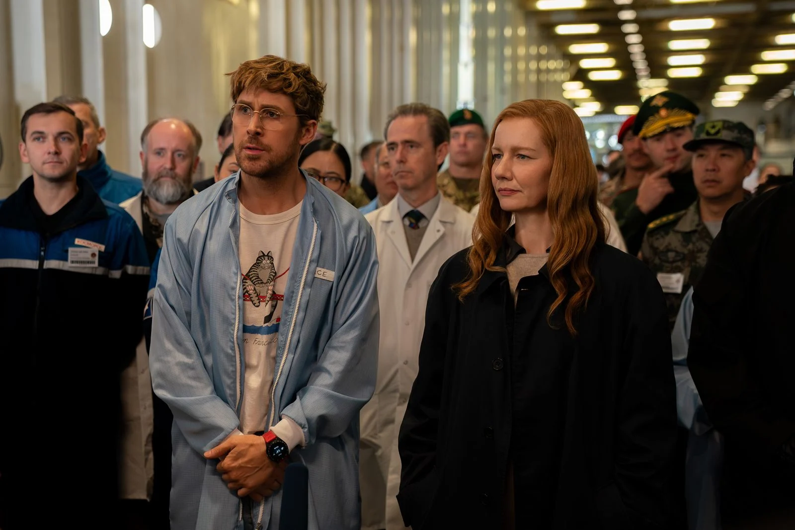 Szenenbild: Der Naturwissenschaftsleher (Ryan Gosling) und die Projektleiterin (Sandra Hüller)