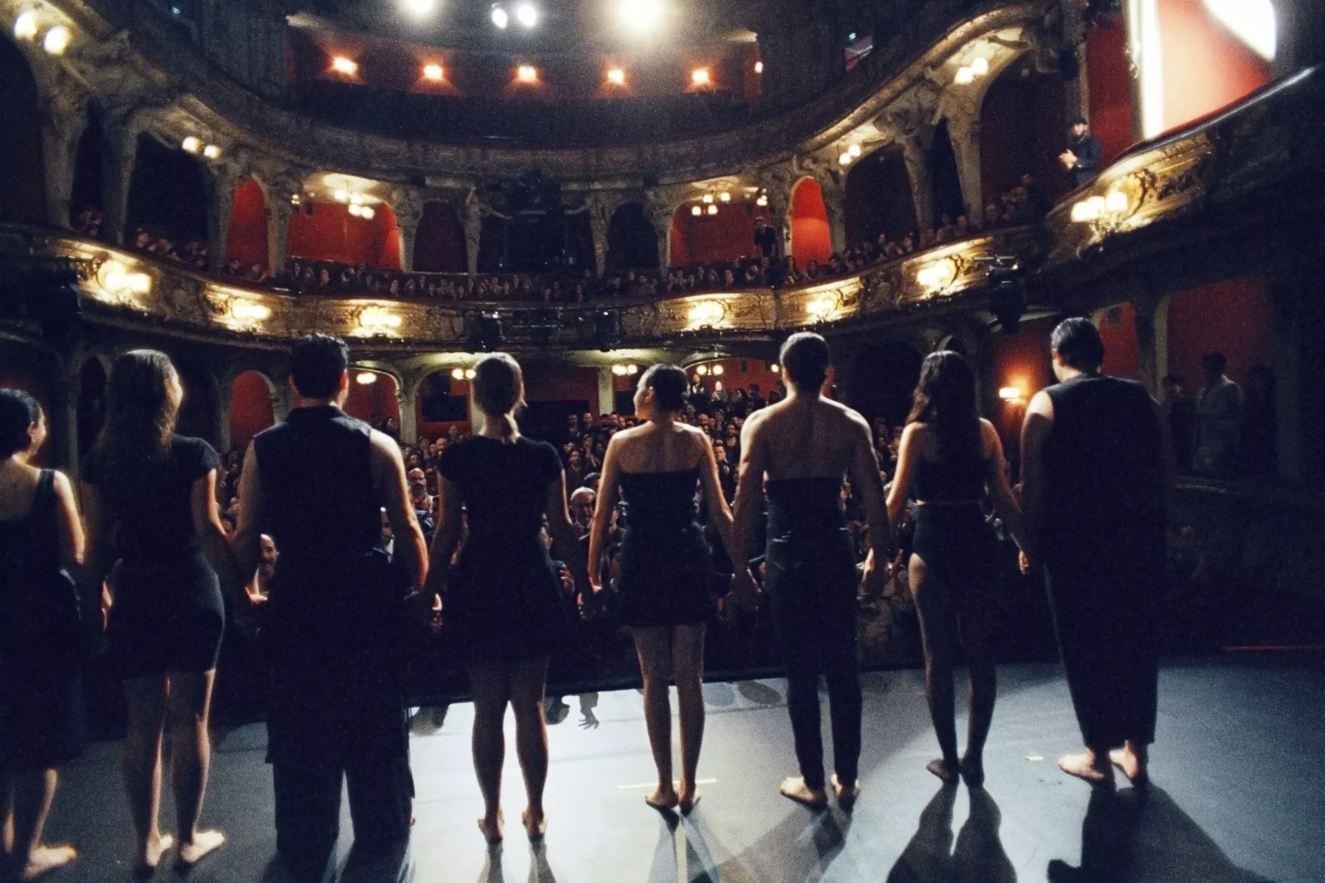 Szenenbild: Derya führt das Theaterstück auf