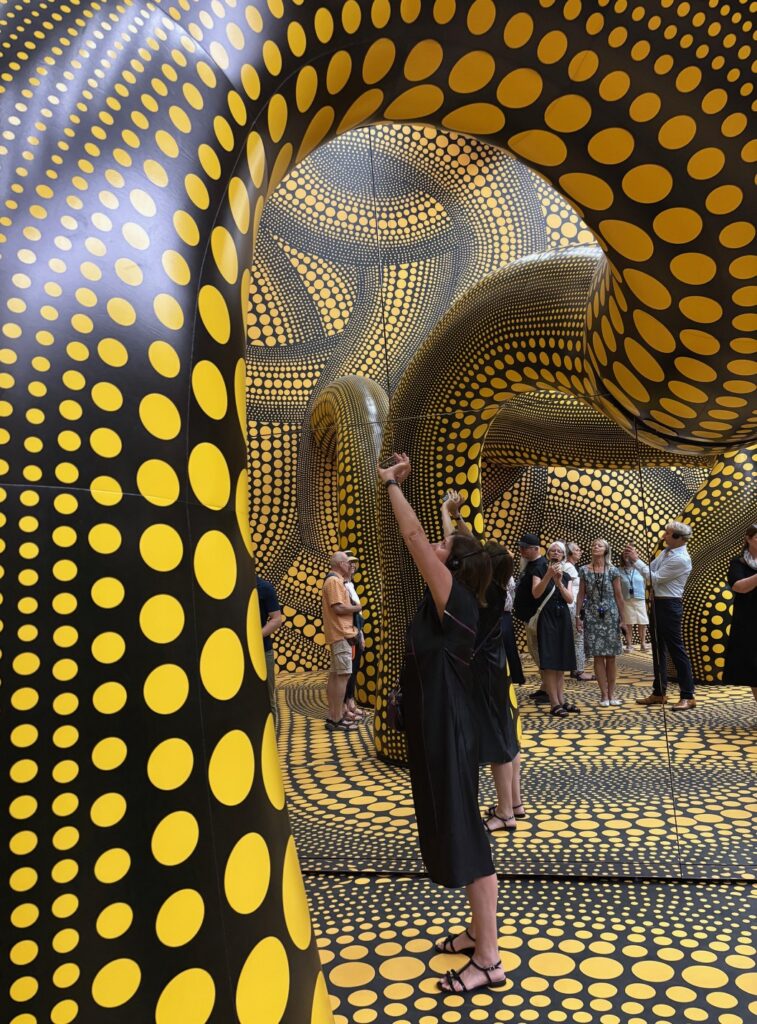 Die Freunde des MO haben am 11. Juli die Yayoi-Kusama-Ausstellung im Museum Ludwig besucht.