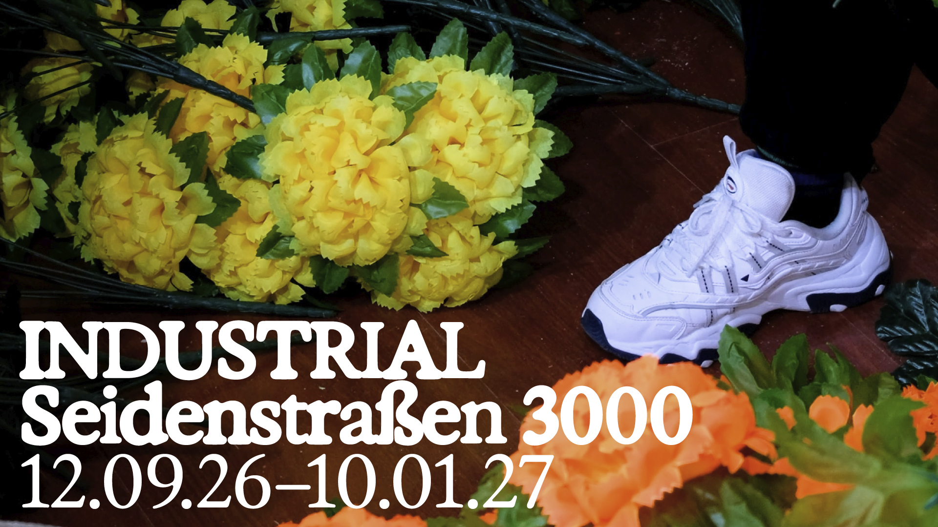 Ein Turnschuh steht zwischen Blumen