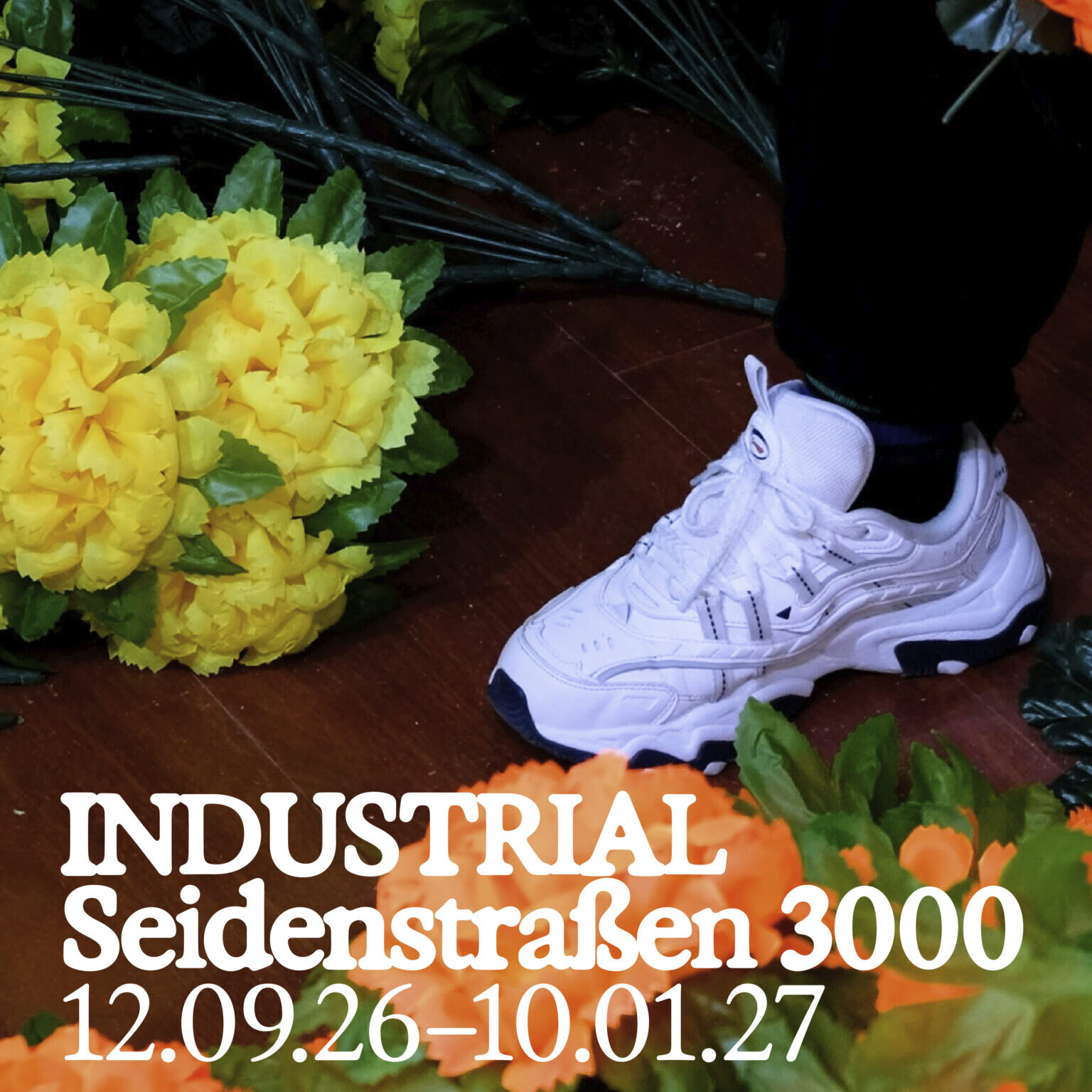 Ein Turnschuh zwischen steht Blumen