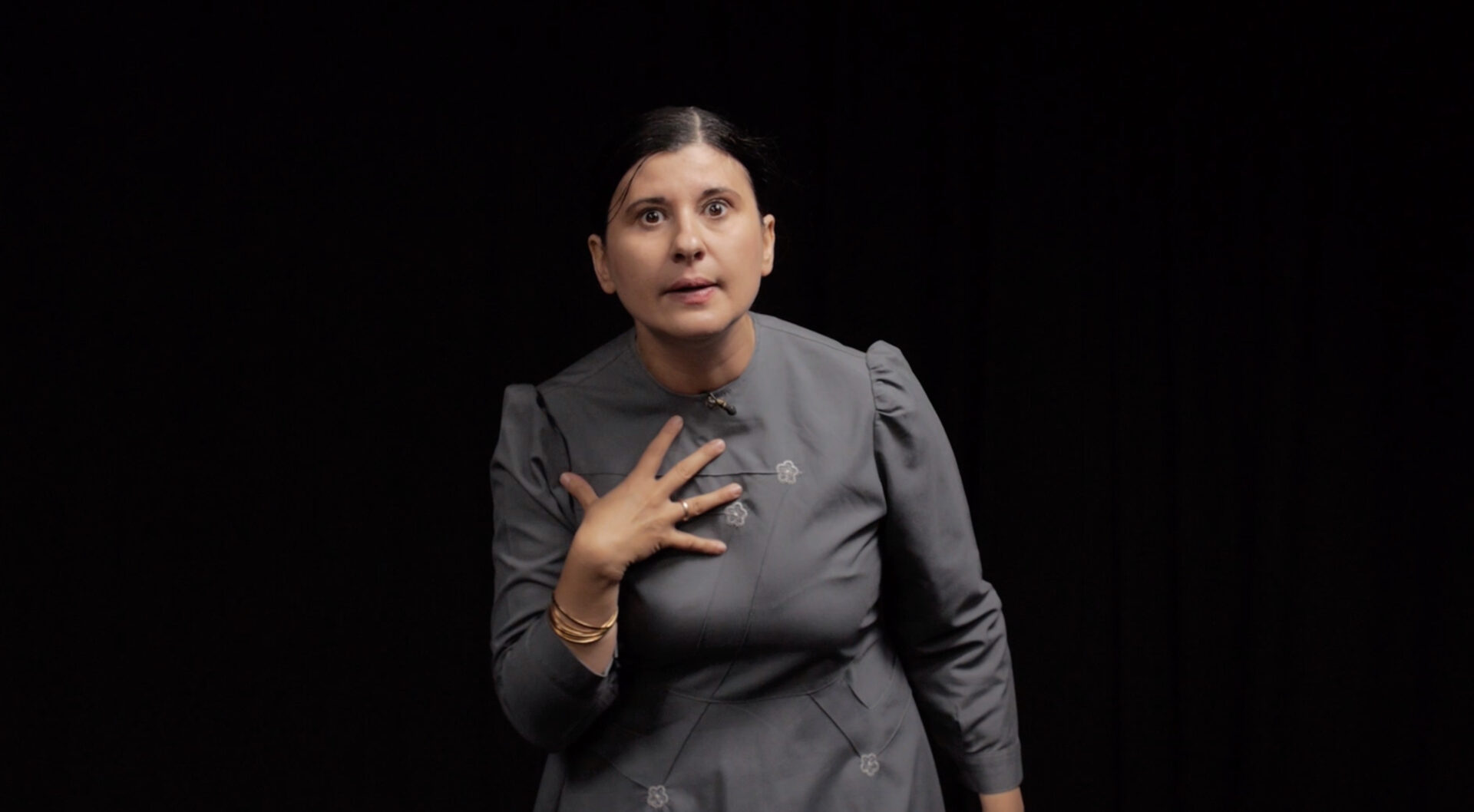 Videostill aus einer VIdeoperformance von Nezaket Ekici, papa’s poem, 2016, Videostill: Branka Pavlovic.
