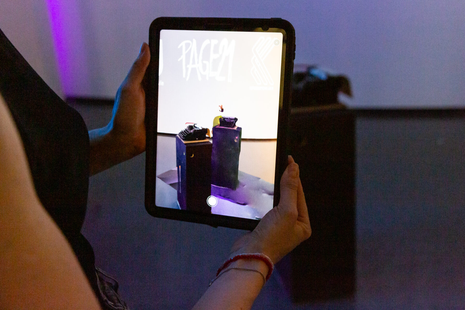 Eine Person hält ein Tablet in der Hand und macht damit einen 3D-Scan.