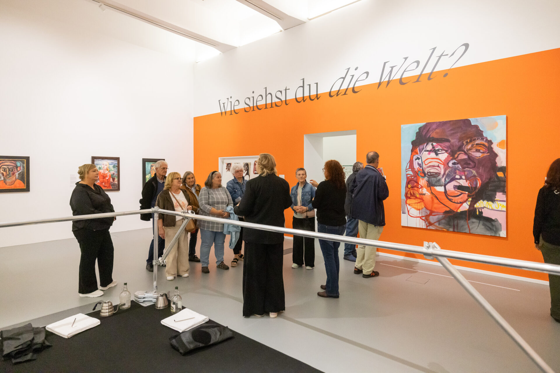 Eine Gruppe bei einer Führung durch die Sammlungspräsentation „let’s talk. sprechen über kUNSt“.
