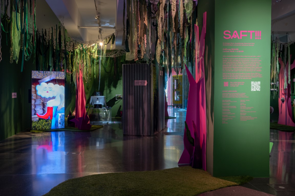 Ausstellungsansicht verschiedener Kunstwerke der Ausstellung „Saft!!!“.