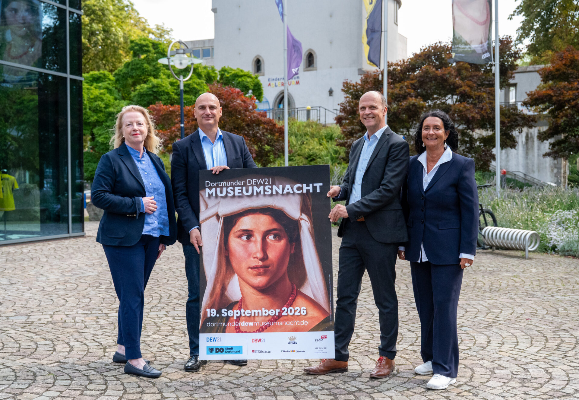 Andrea Schmadtke (Leitung Marketing Museen), Oberbürgermeister und Kulturdezernent Alexander Kalouti, Peter Flosbach (Geschäftsführer DEW21) und Kerstin Keller-Düsberg (Agentur Konzeptschmiede) mit Plakat der DEW21 Dortmunder Museumsnacht