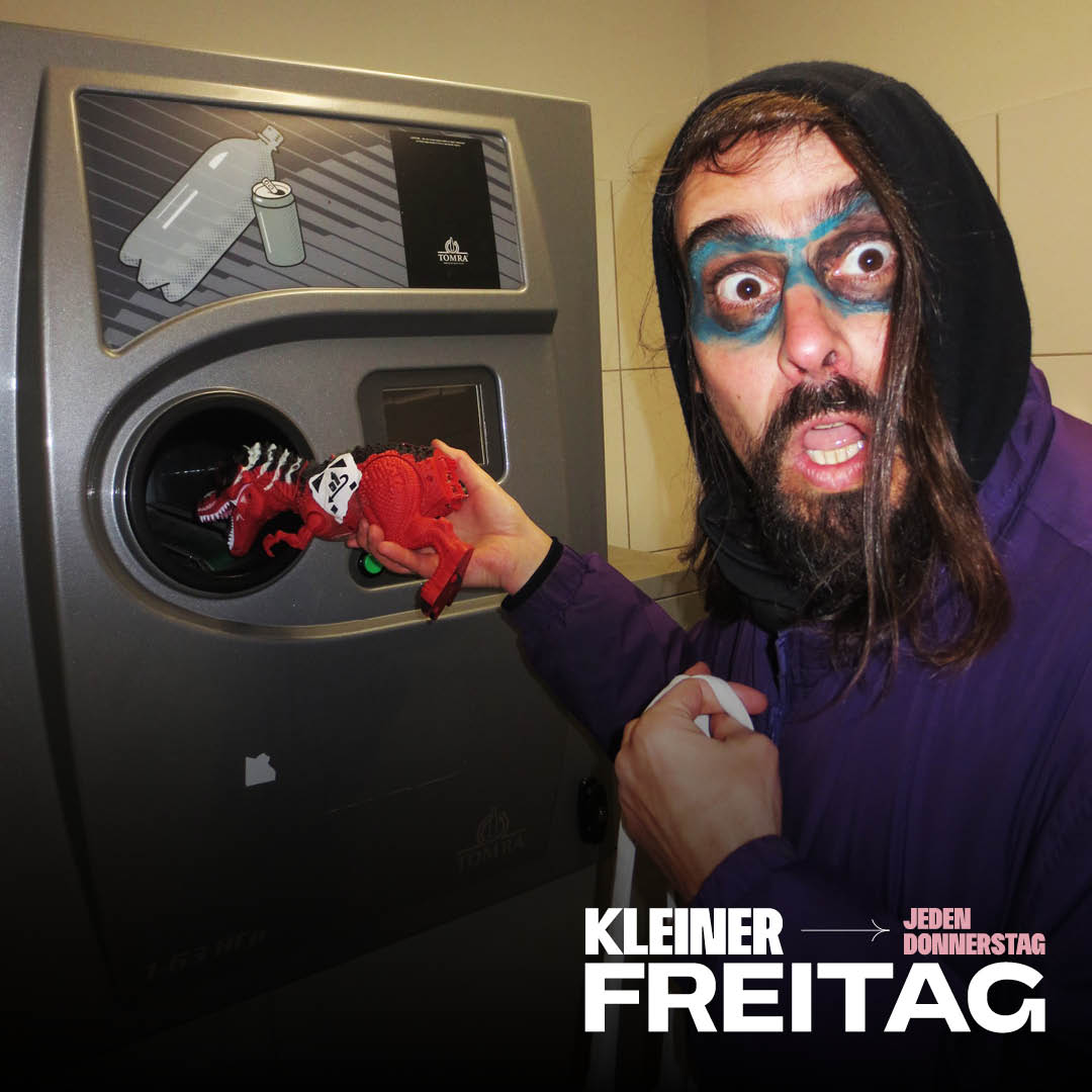 Mann mit blauer Gesichtsfarbe um die Augen hält eine rote Drachenfigur vor einen Pfandautomaten