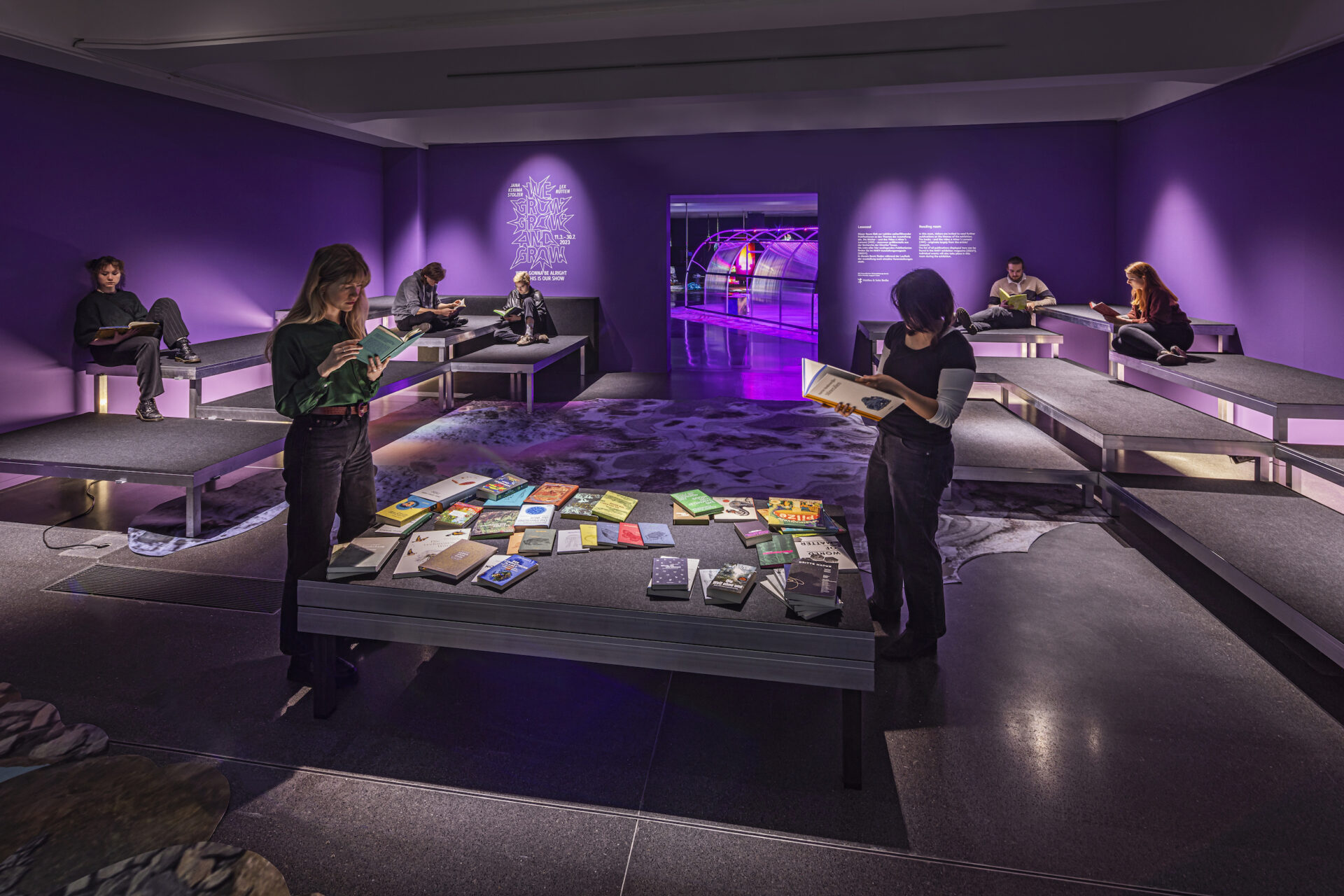 Menschen lesen in einer Ausstellung