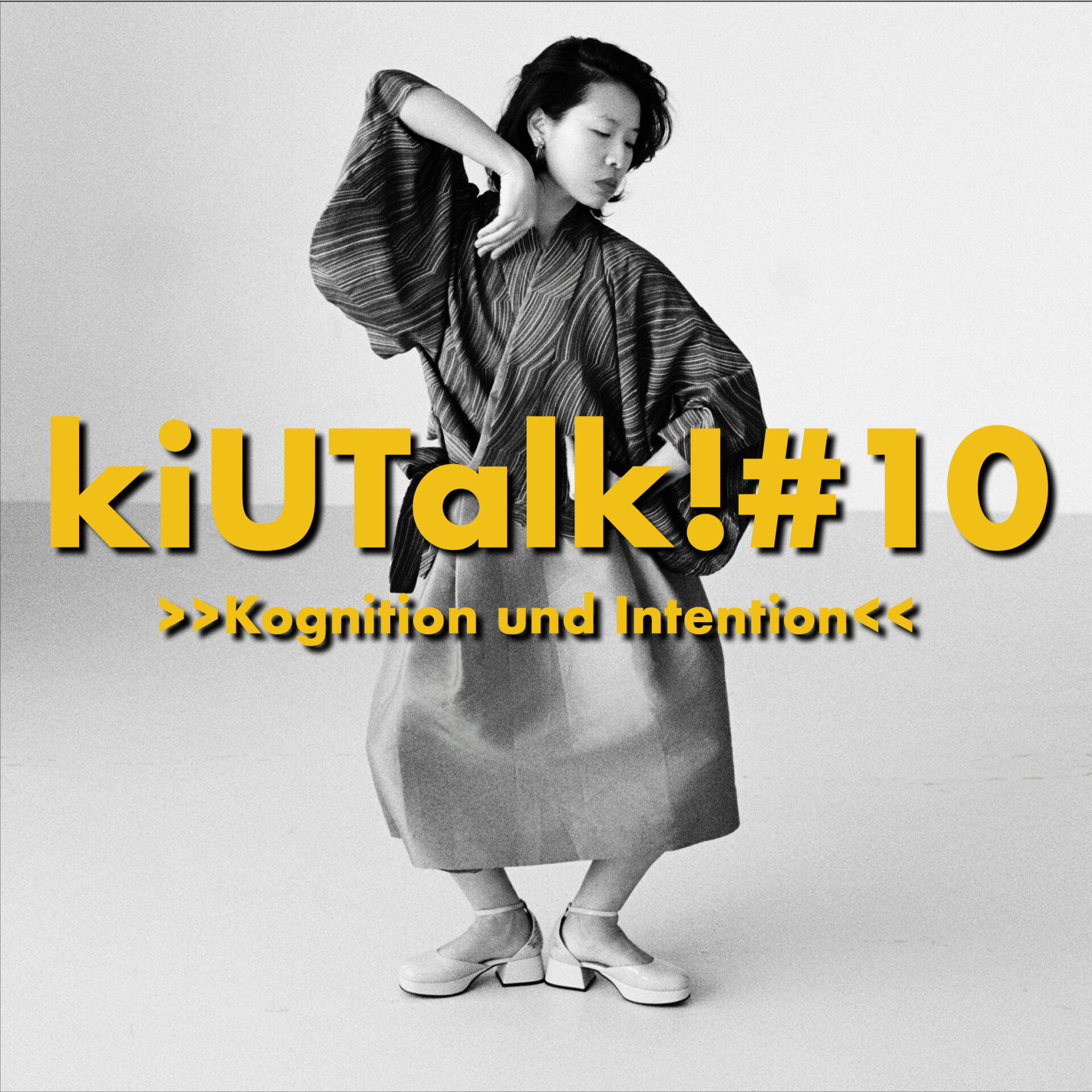Eine schwarz-weiß Fotografie von Liya Yu in Tanzpose. Im Vordergrund steht in gelb der Titel kiU Talk Nummer 10 mit dem Thema 