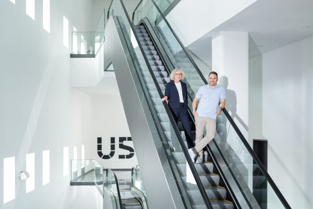 Regina Selter und Matthias Kozka im Treppenhaus des Dortmunder U