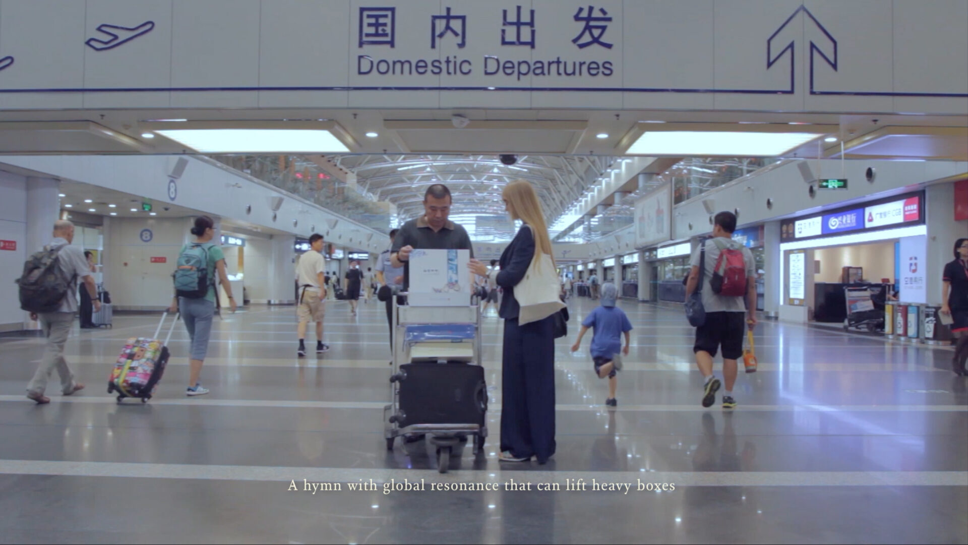 Menschen, die an einem chinesischen Flughafen angekommen
