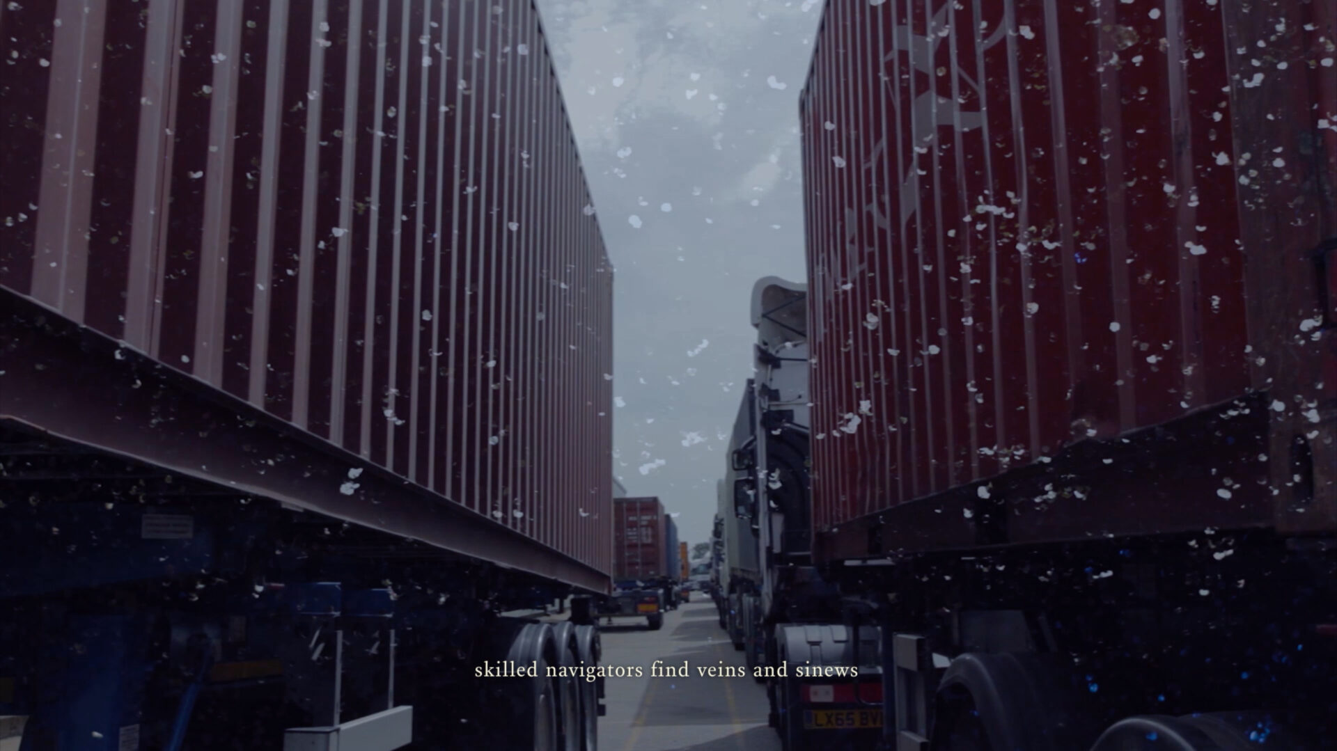 LKW's fahren im Schnee über eine Autobahn