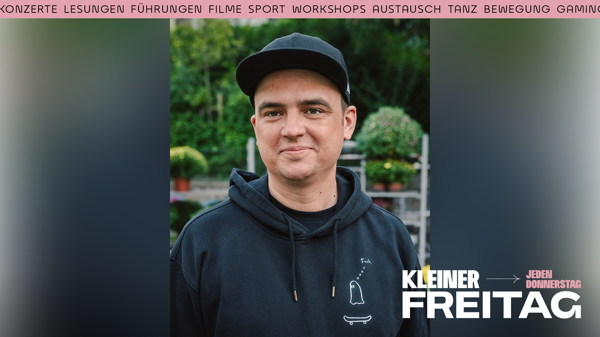 Porträt eines Mannes mit schwarzer Kappe und schwarzem Hoodie vor unscharfem Hintergrund mit Pflanzen