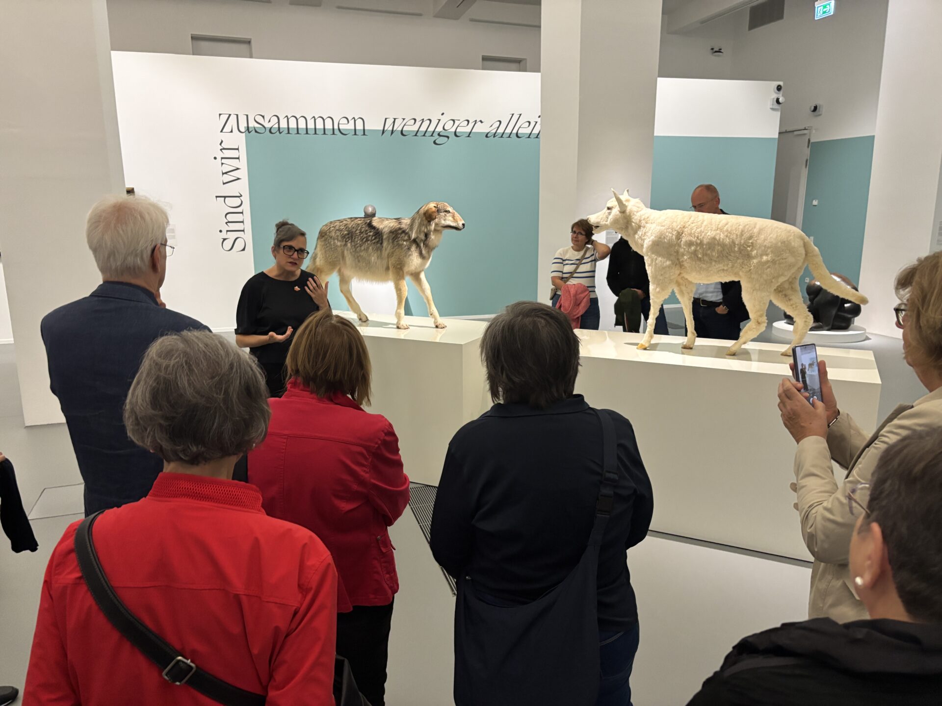 Mitglieder der Freunde des MO erhalten eine exklusive Führung durch die Ausstellung 