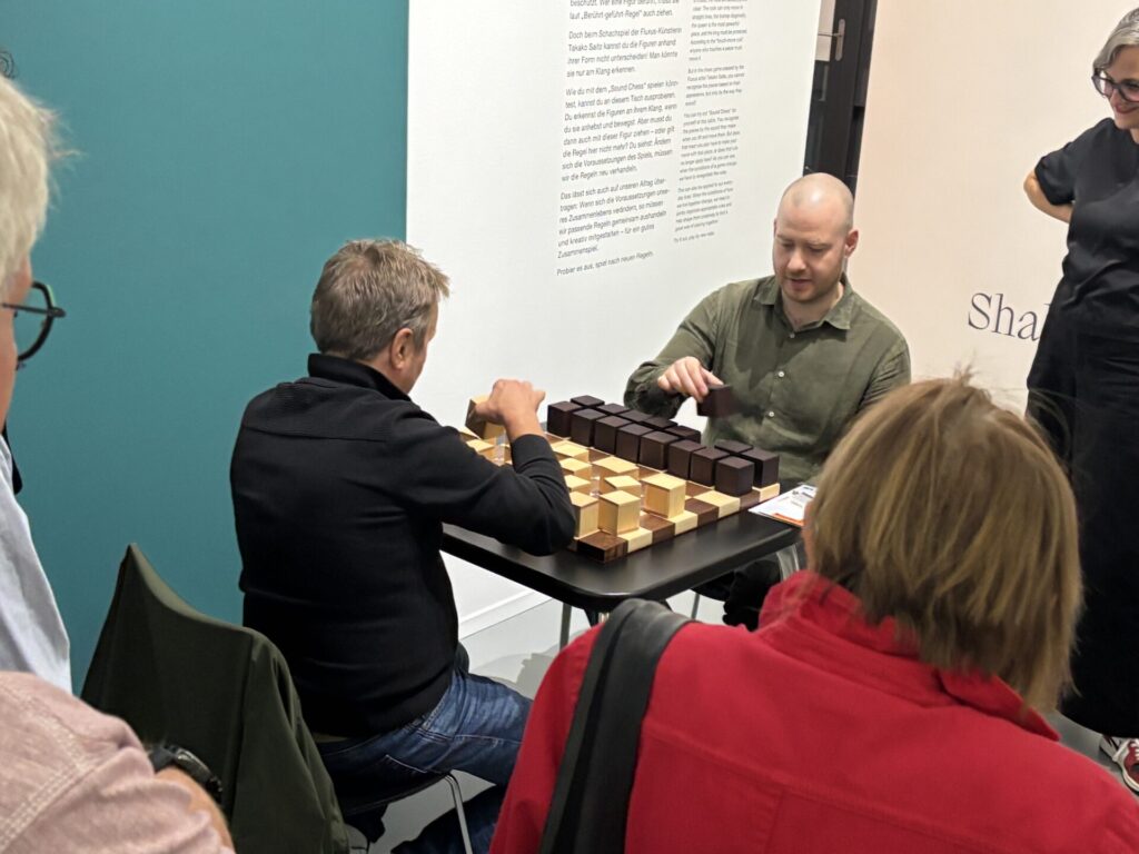 An der Schachstation haben "Freunde" 
erfahren, wie die Schach-Werke der Kunstlerin Takako Saito erlebbar werden.