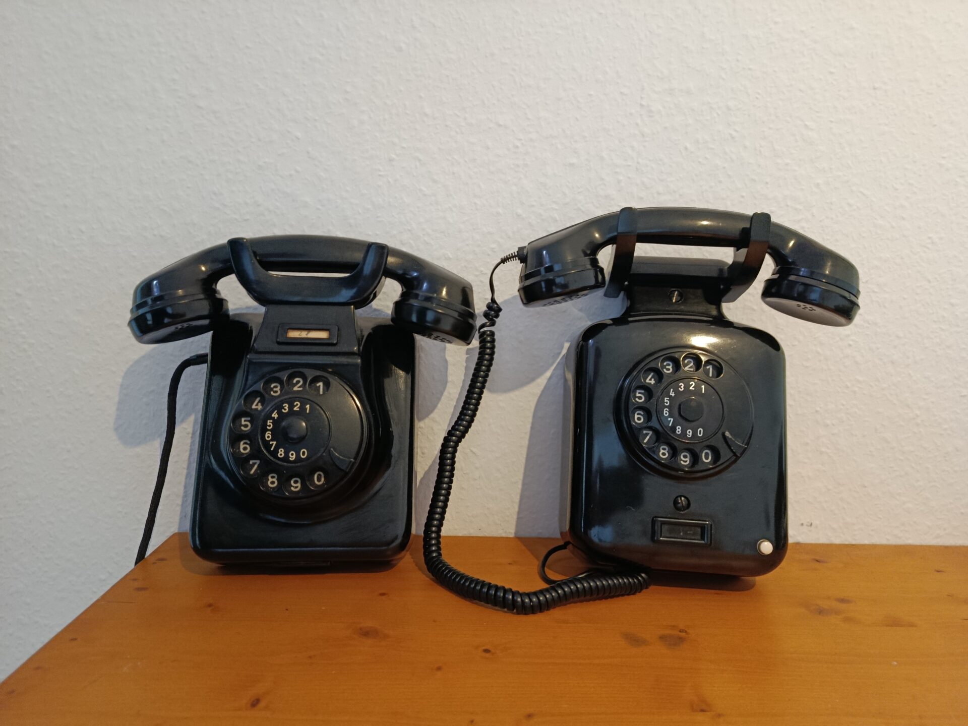 Zwei MOKI Telefone nebeneinander.