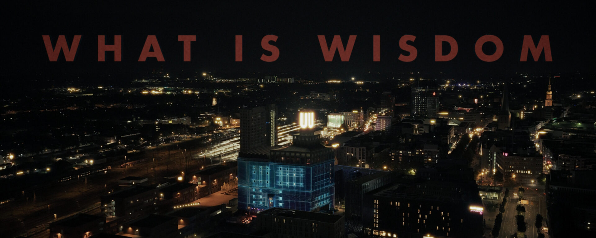 Luftaufnahme des DORTMUNDER U bei Nacht mit Projektion auf der Fassade des U-Turms.