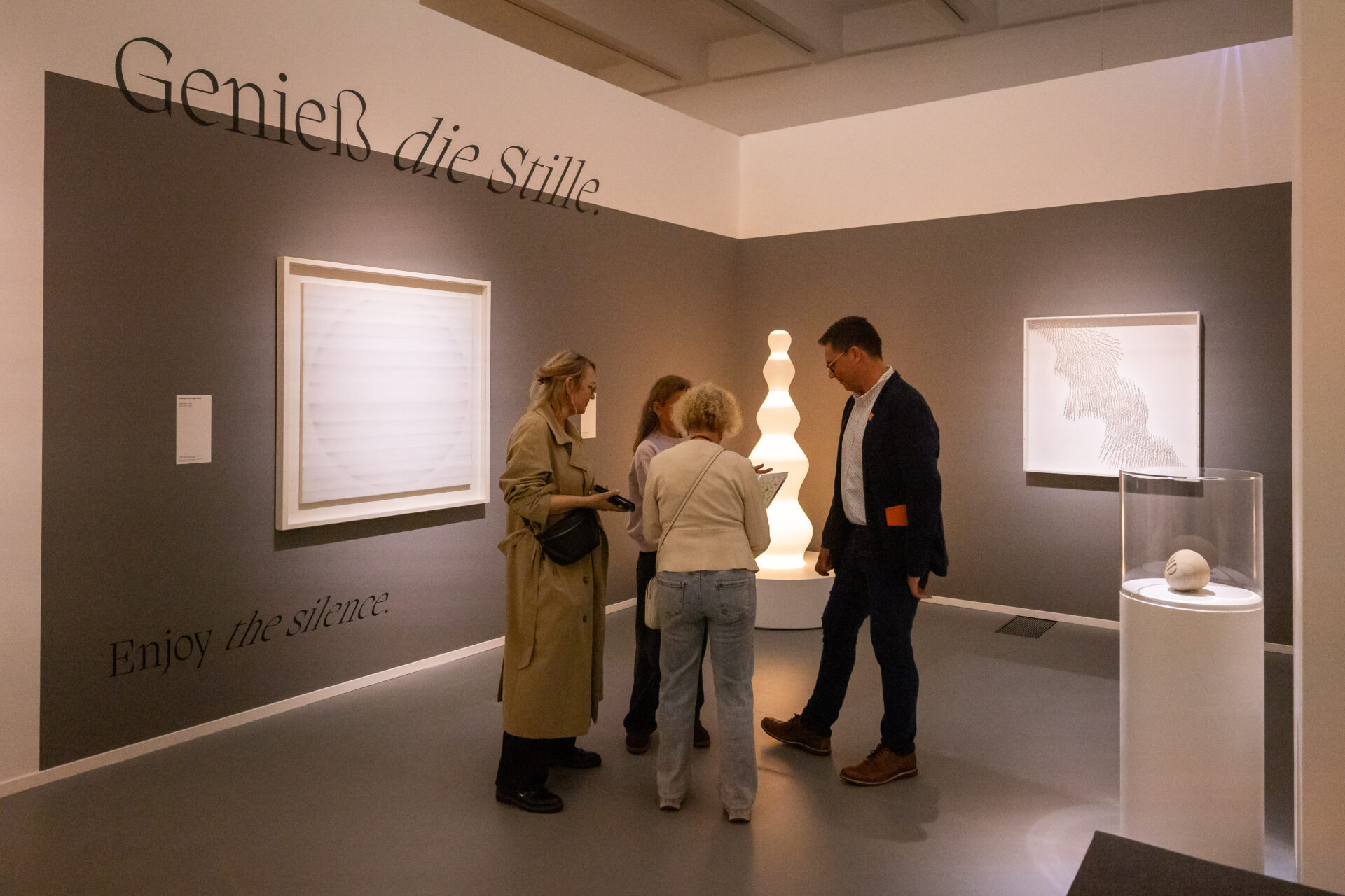Besucher*innen im ZERO-Raum: Hier werden Kunstwerke der ZERO-Bewegung gezeigt. Gleichzeitig lädt der Raum zum Entspannen und Innehalten ein.