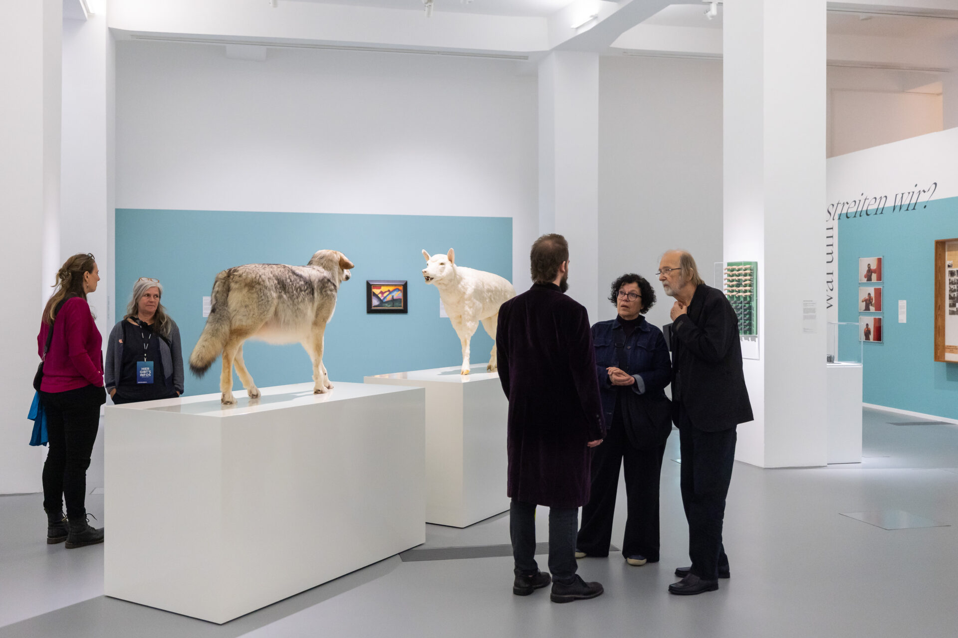 Besucher*innen in der Ausstellung 