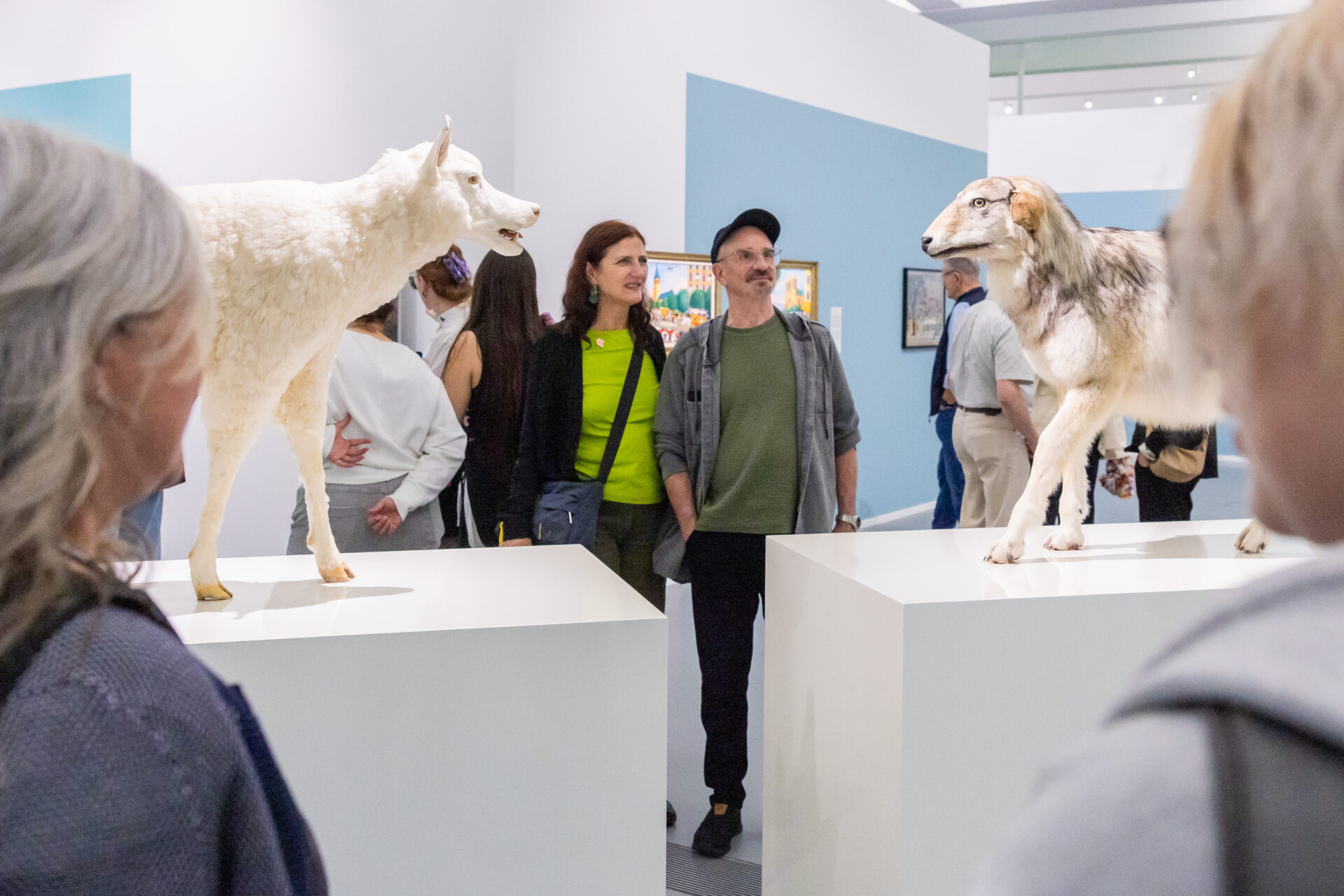 Besucher*innen in der Ausstellung 