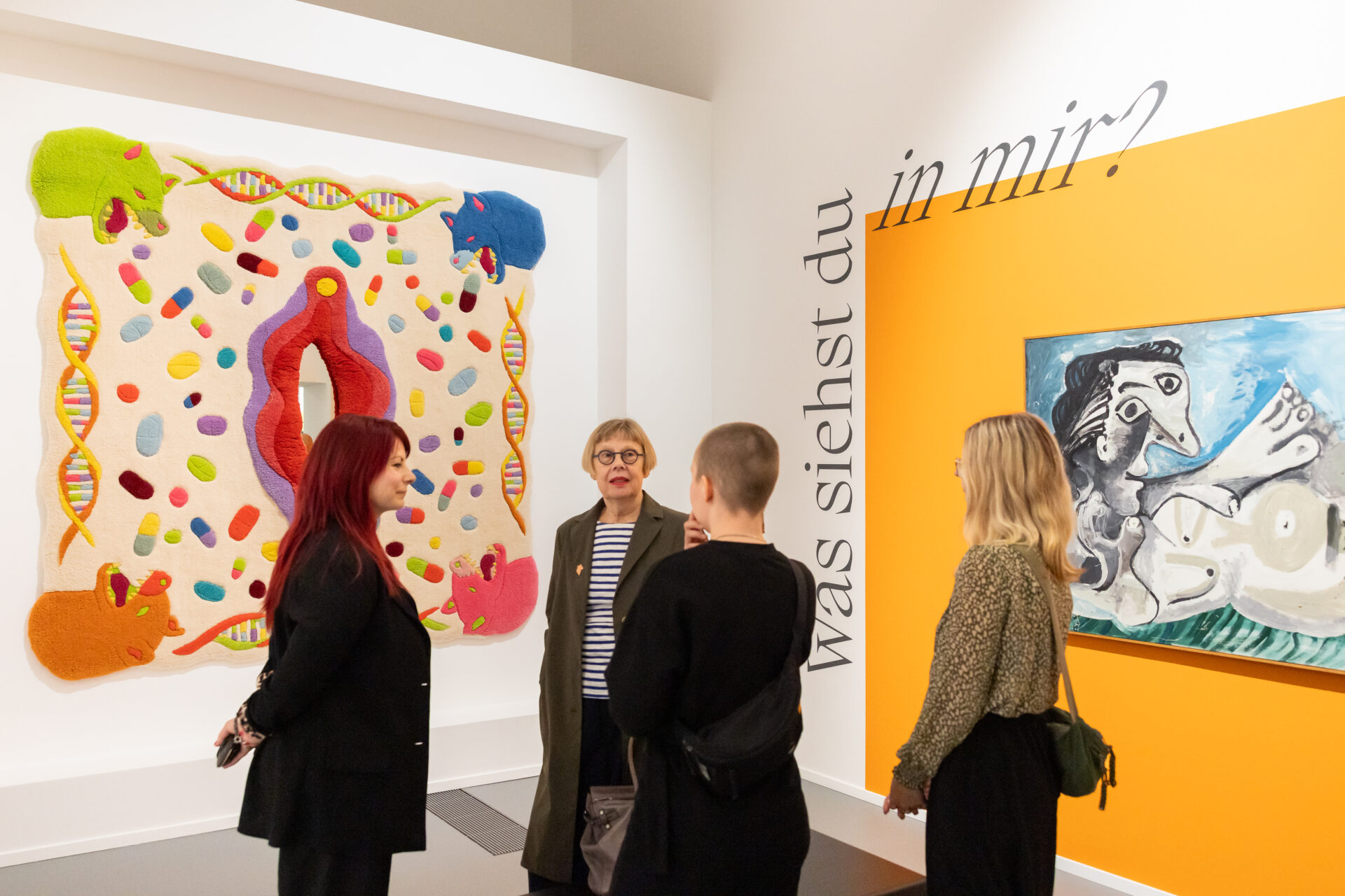 Besucher*innen im Gespräch und beim Betrachten von Kunstwerken in der Sammlungspräsentation „let’s talk. sprechen über kUNSt“ des Museums Ostwall im Dortmunder U.