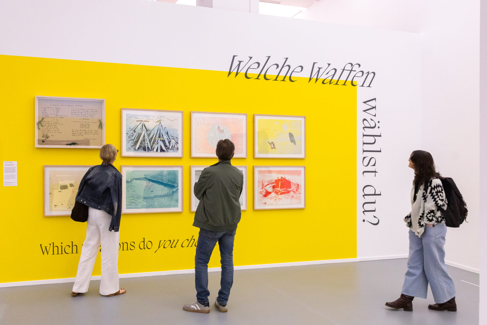Besucher*innen betrachten Kunstwerke in der Sammlungspräsentation „let’s talk. sprechen über kUNSt“ des Museums Ostwall im Dortmunder U.
