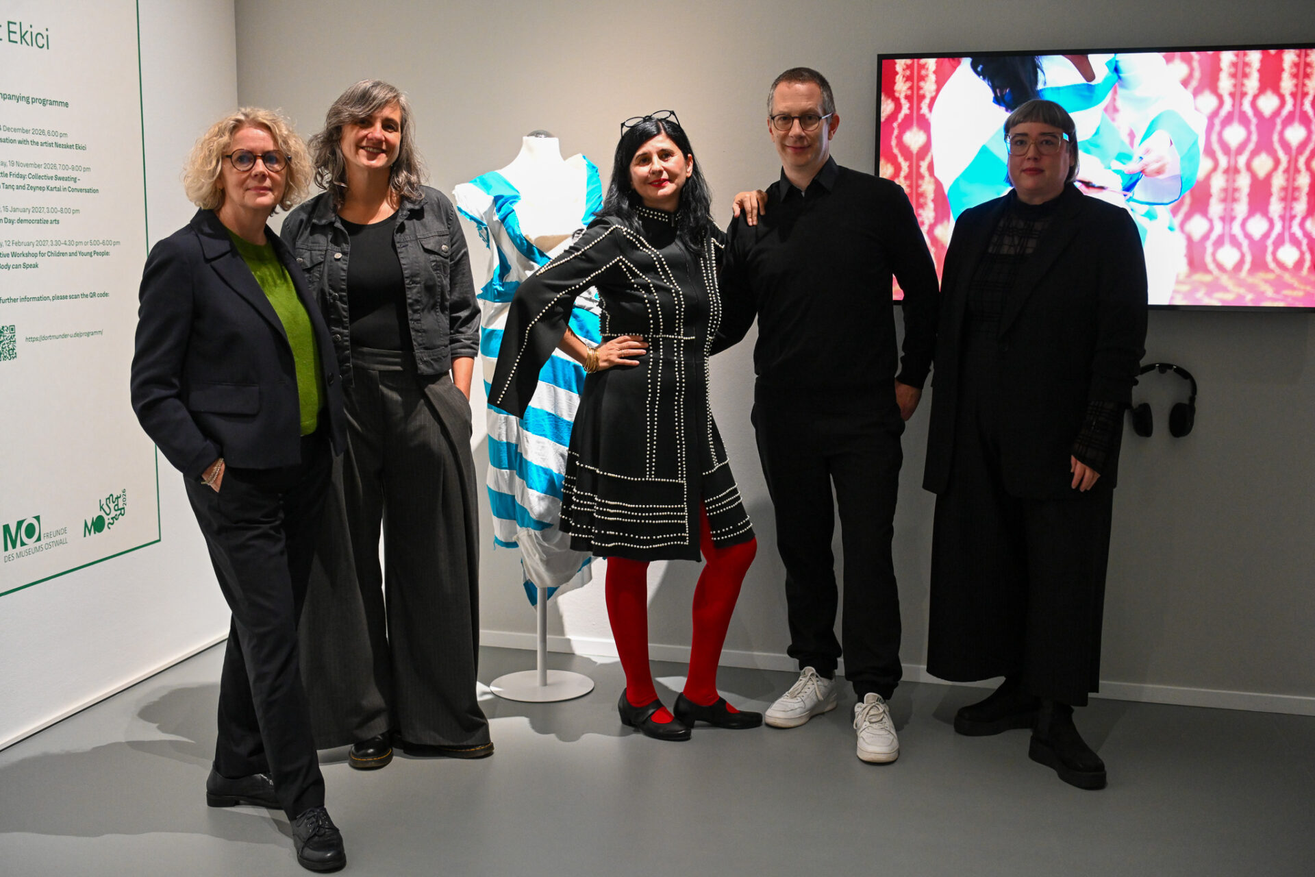 Regina Selter, Leiterin des Dortmunder U und Direktorin des Museum Ostwall, Dr. Nicole Grothe, Leiterin der MO_Sammlung und Kuratorin der Ausstellung, Nezaket Ekici, Preisträgerin des MO_Kunstpreises 2026, Benjamin Sieber, Vorsitzender der Freunde des Museum Ostwall e.V., Prof. Dr. Sarah Hübscher, Lehrbeauftragte am Fachbereich Design der FH Dortmund.