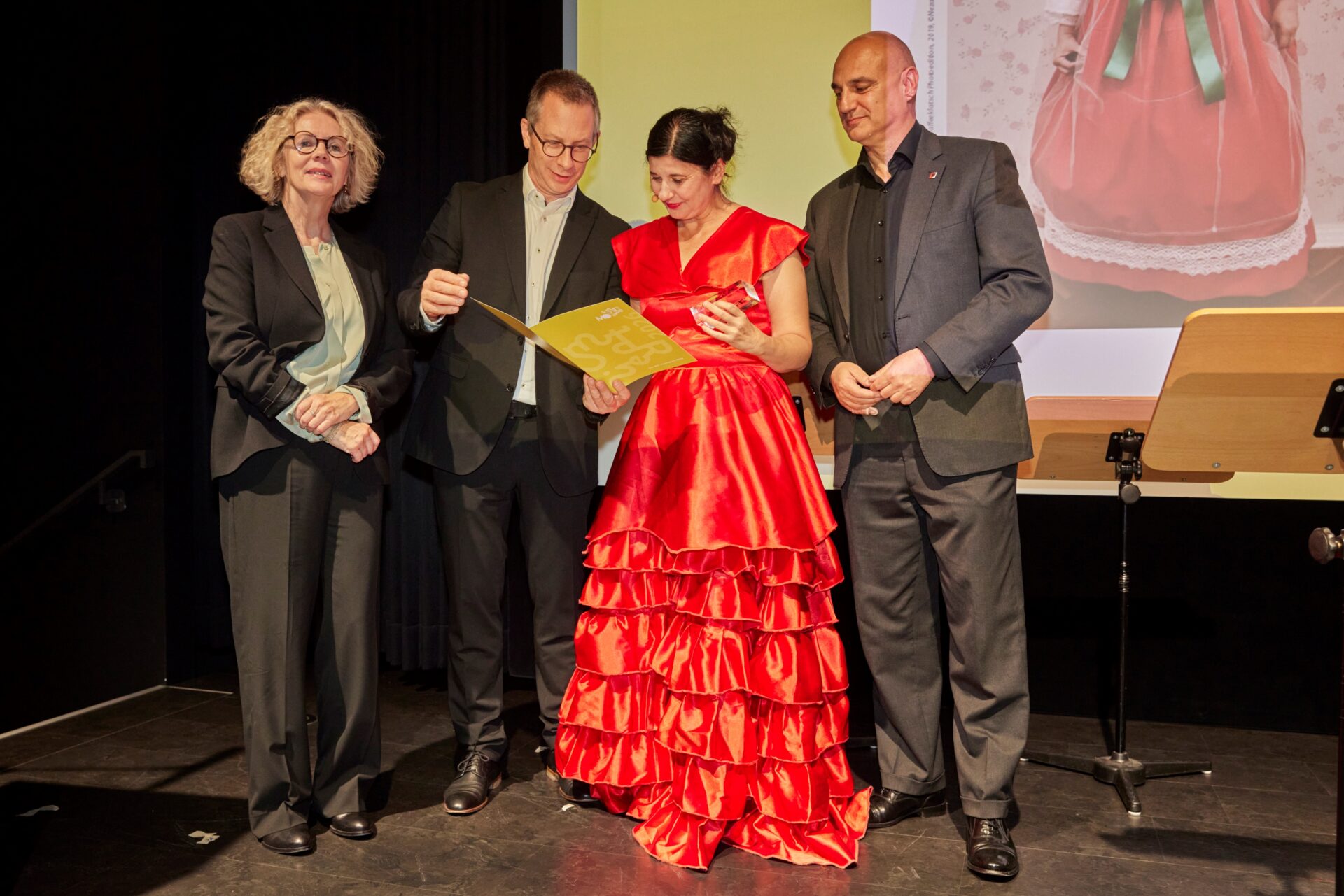 Oberbürgermeister Alexander Kalouti verleiht MO_Kunstpreis an Nezaket Ekici (v.l.) Regina Selter, Direktorin des Museum Ostwall und Leiterin Dortmunder U, Benjamin Sieber,, Vorsitzender Freunde des MO, Performancekünstlerin Nezaket Ekici und Oberbürgermeister und Kulturdezernent Alexander Kalouti.
