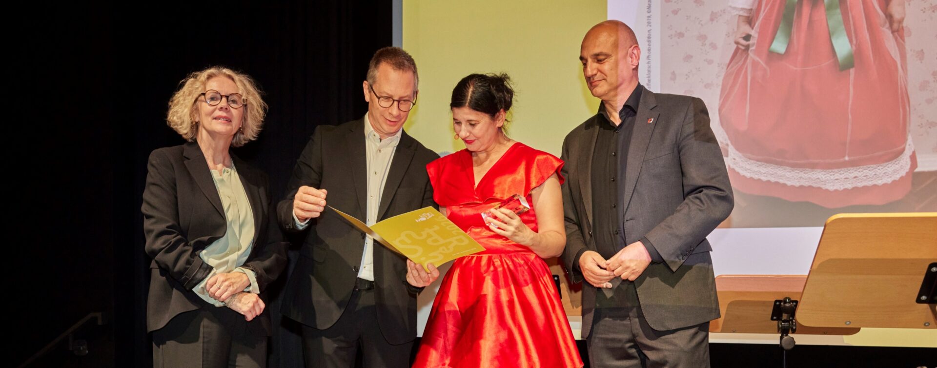 Oberbürgermeister Alexander Kalouti verleiht MO_Kunstpreis an Nezaket Ekici (v.l.) Regina Selter, Direktorin des Museum Ostwall und Leiterin Dortmunder U, Benjamin Sieber,, Vorsitzender Freunde des MO, Performancekünstlerin Nezaket Ekici und Oberbürgermeister und Kulturdezernent Alexander Kalouti.