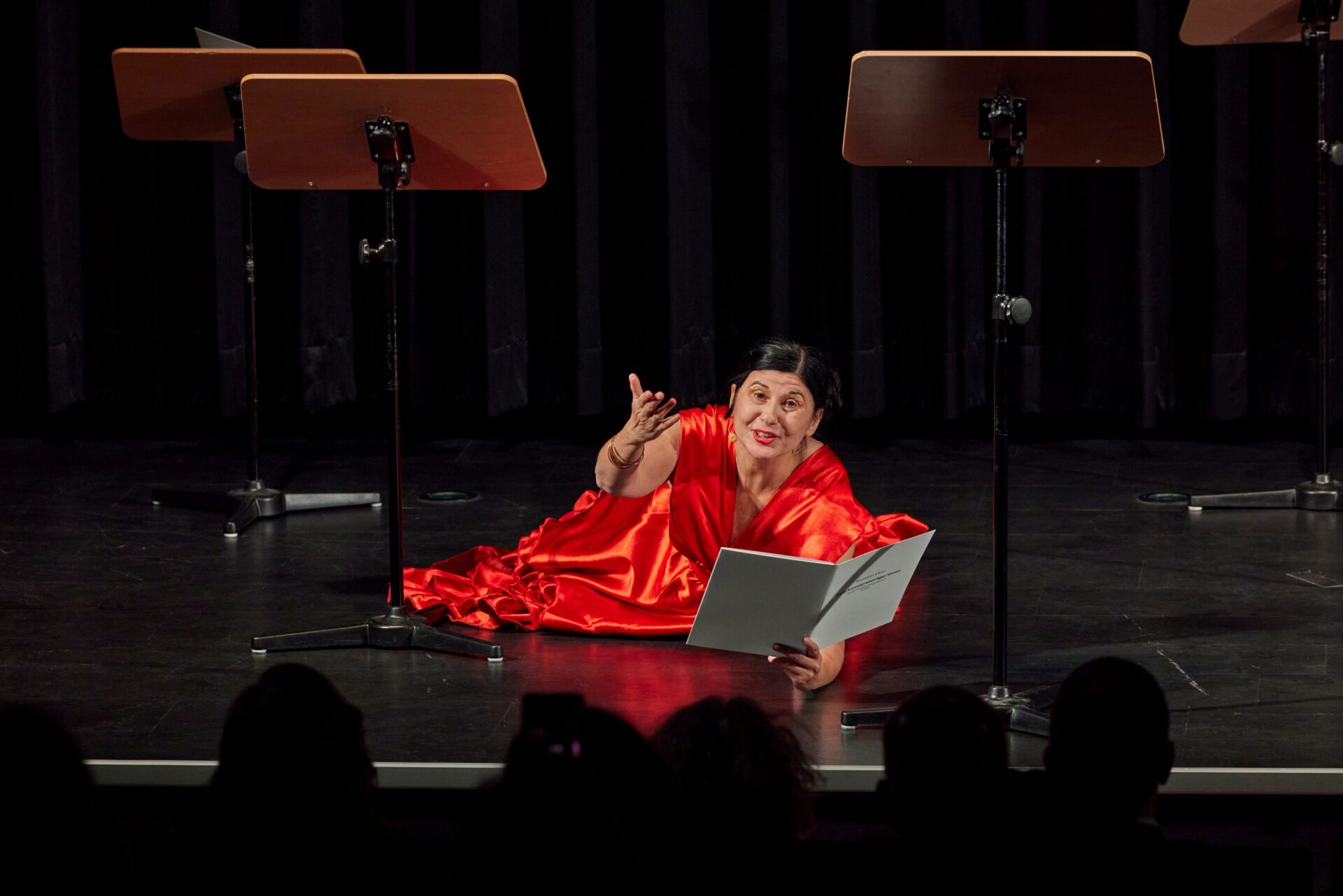 Performance von Nezaket Ekici zur Verleihung des MO_Kunstpreises 2026.