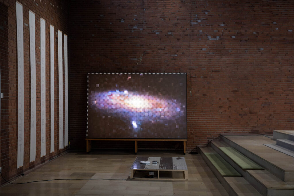 Die Kunstinstallation BAZE von Sam Hopkins