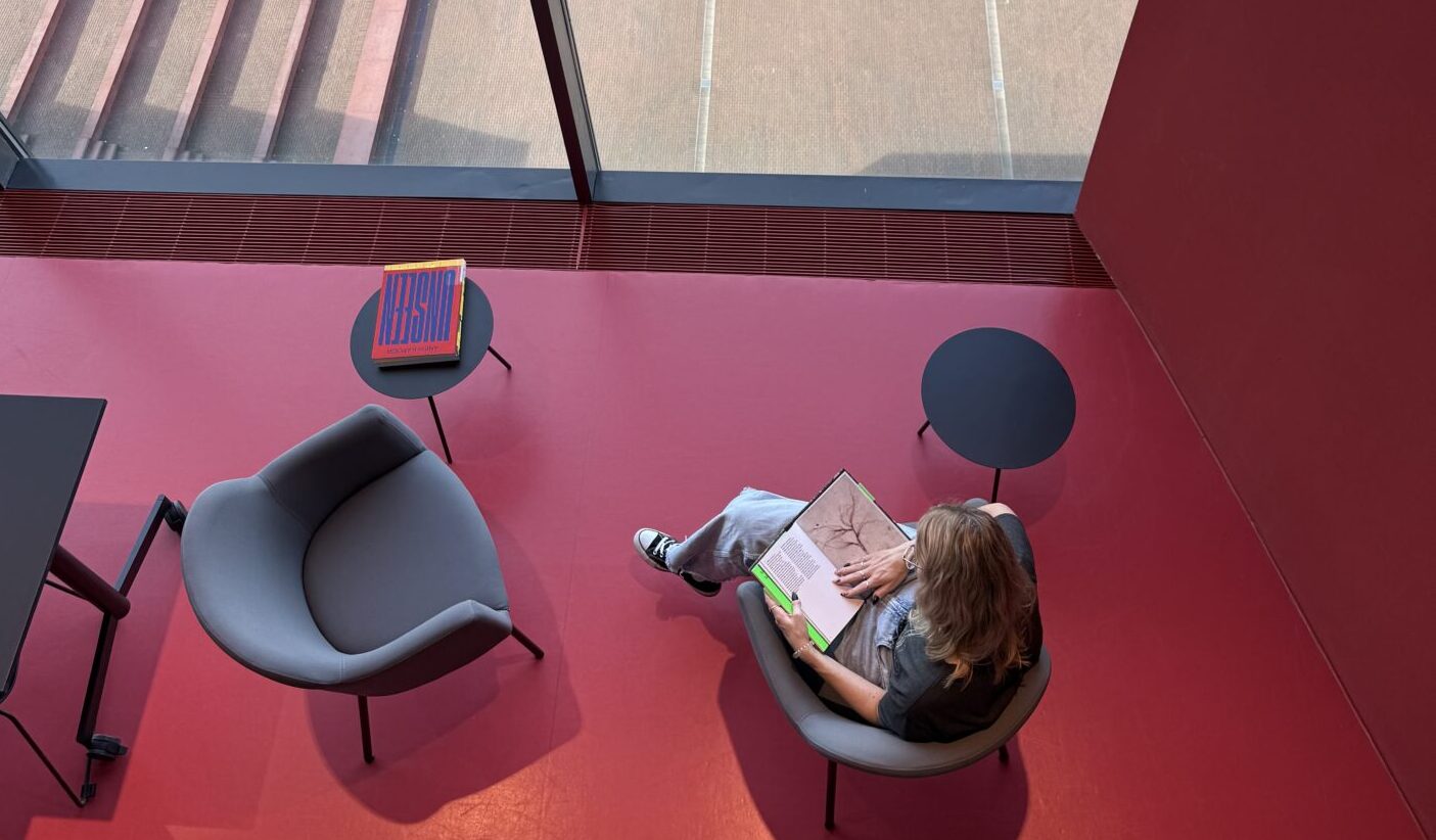 Lese-Ecke in der Kunstbibliothek Weitwinkel
