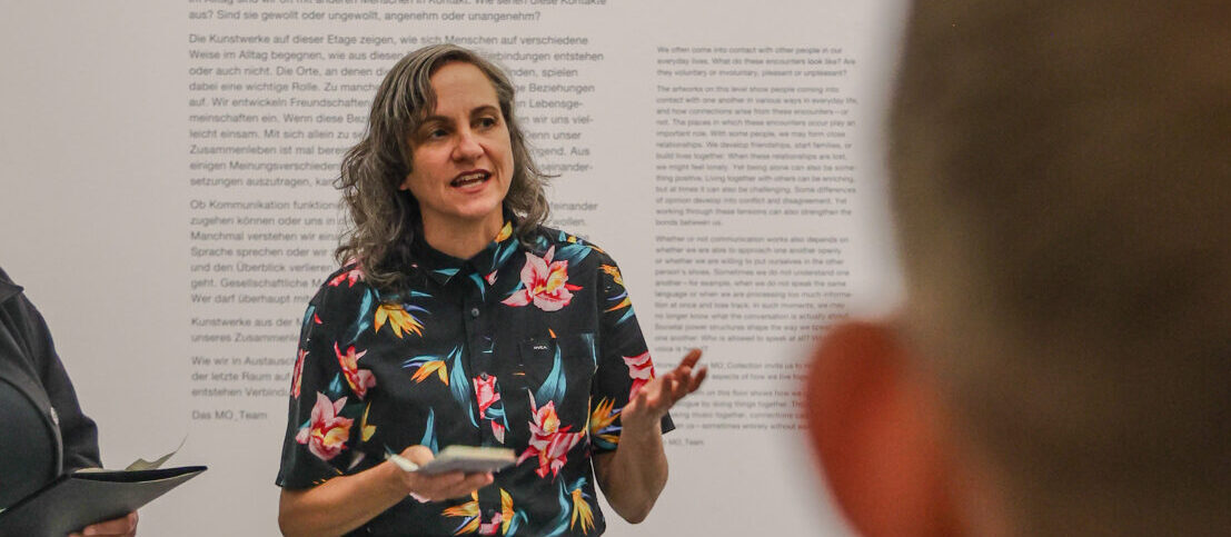 Dr. Nicole Grothe führt durch die Sammlungspräsentation „let’s talk – sprechen über kUNSt“.