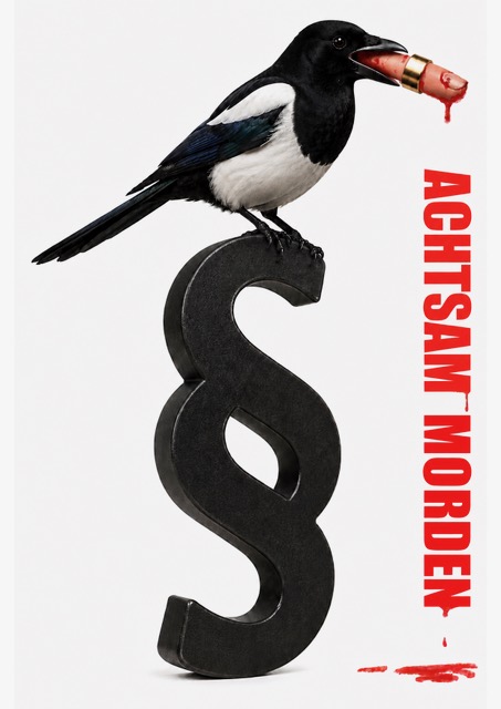 Eine Elster welche einen Blutigen Finger im Schnabel hält und auf einem Paragrafenzeichen steht.
